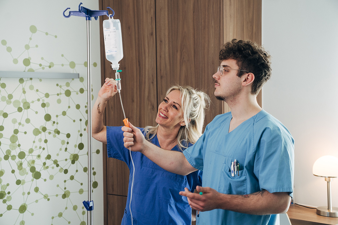 Frau und Mann und Infusion